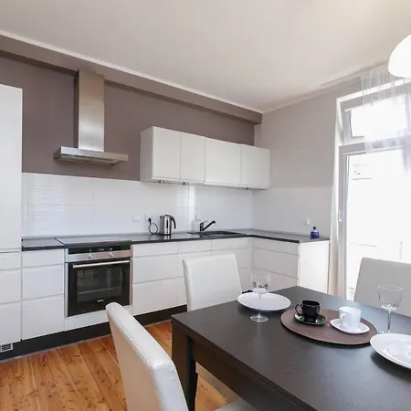 For 6 People On Haffnera Street In Apartment